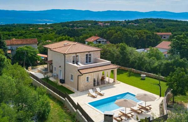 Kamena vila s privatnim grijanim bazenom - otok Krk