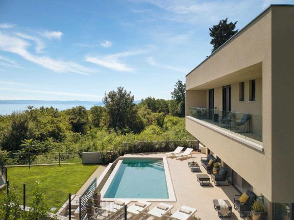 Moderne Villa mit Pool und Panoramablick auf das Meer