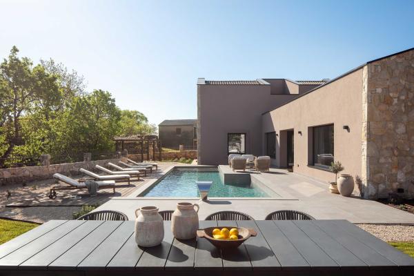 Moderne Villa mit Pool und rustikalem Charme auf Krk