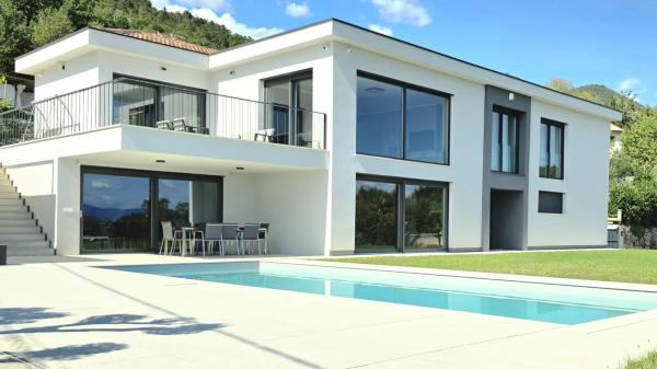 Tranquil Retreat: House with pool and stunning sea views