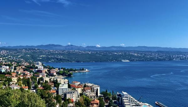 Penthouse z widokiem na morze i tarasem na dachu z basenem - Opatija