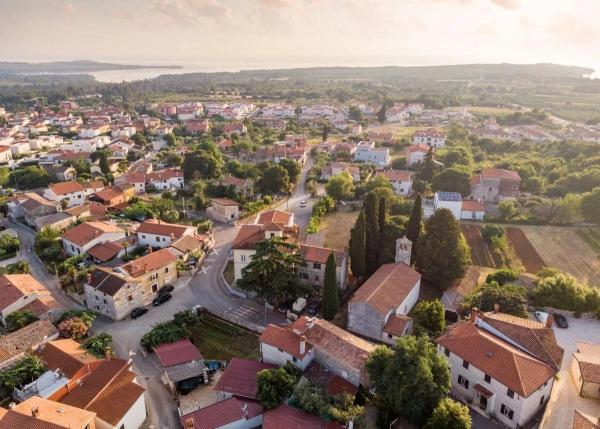 Građevinsko zemljište od 3.330 m², 2 km od mora – Tar