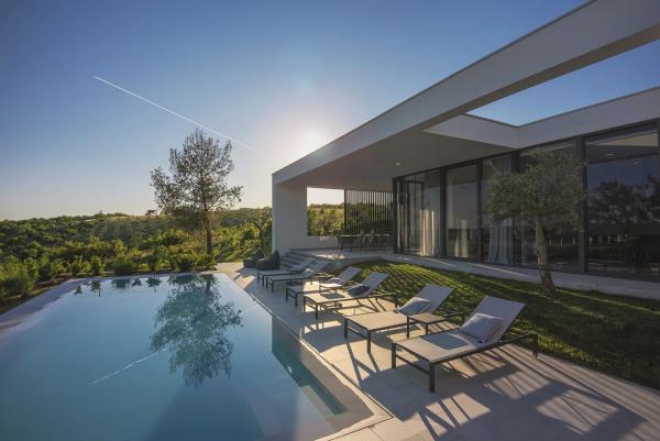 Moderne eingeschossige Villa mit vier Schlafzimmern, Panoramablick und Pool auf einem 9.000 m² großen Grundstück