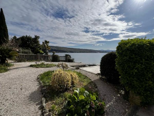 Dwupokojowy apartament w zabytkowej willi nad brzegiem morza z panoramicznym widokiem i dostępem do plaży – Riwiera Opatija