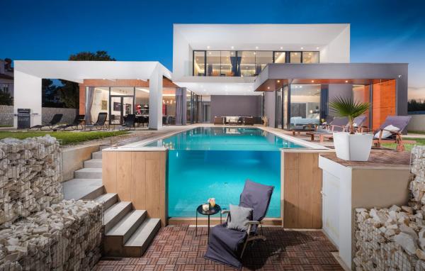 Moderne Villa mit beheiztem Pool, 500 m vom Meer – Pula