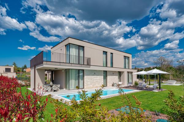 Modern villa with exquisite interior and sea view – Poreč