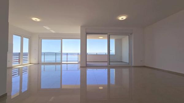 Drei-Zimmer-Wohnung mit Panoramablick aufs Meer – Crikvenica