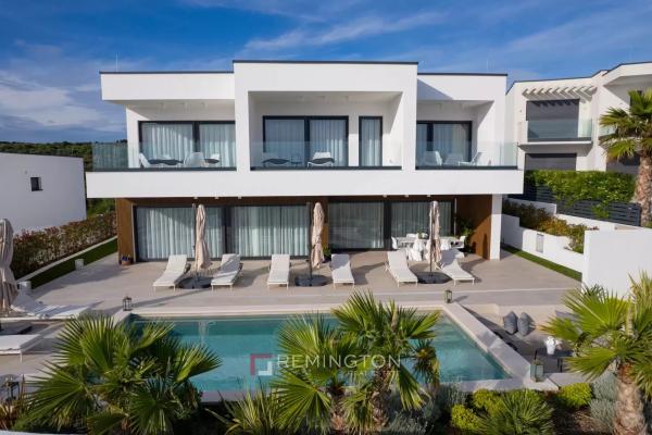 Luxuriöse moderne Villa mit Pool und atemberaubendem Meerblick