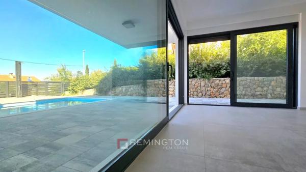 Modernes Doppelhaus mit vier Schlafzimmern, Meerblick und Pool – Krk