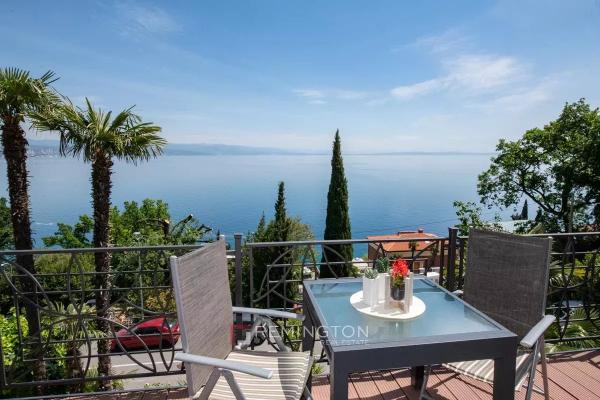 Prostrani trosobni stan s pogledom na more i terasama - Opatija